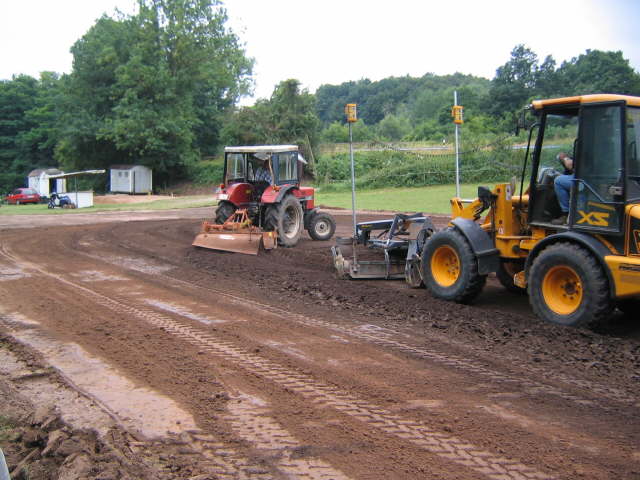 Planierarbeiten am Untergrund